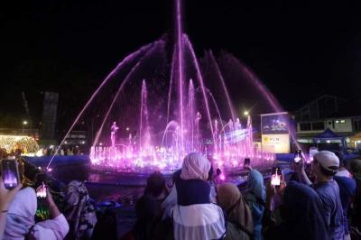 Warga menikmati warna-warni cahaya di area Makassar Light Festival Lapangan Hasanuddin, Makassar, Sulawesi Selatan, Minggu (11/6/2023).