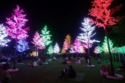 Warga menikmati warna-warni cahaya di area Makassar Light Festival Lapangan Hasanuddin, Makassar, Sulawesi Selatan, Minggu (11/6/2023).