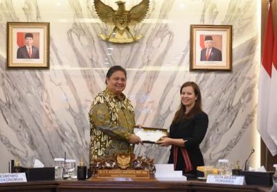 Menteri Koordinator Bidang Perekonomian Airlangga Hartarto melepas keberangkatan 30 mahasiswa Indonesia ke Hungaria untuk melakukan magang di Continental.