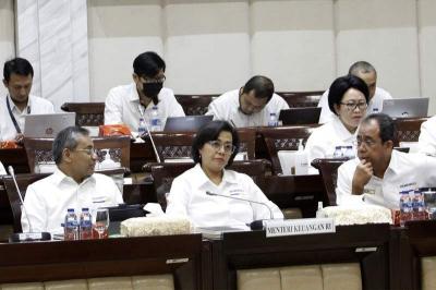Menkeu Sri Mulyani Indrawati mengikuti rapat kerja bersama Komisi XI DPR di Kompleks Parlemen, Senayan, Jakarta, Senin (12/6/2023).