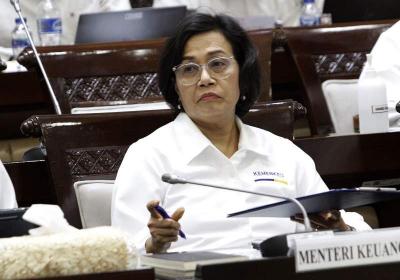 Menkeu Sri Mulyani Indrawati mengikuti rapat kerja bersama Komisi XI DPR di Kompleks Parlemen, Senayan, Jakarta, Senin (12/6/2023).