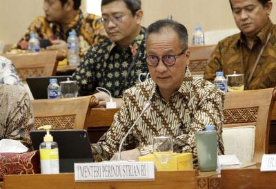Menteri Perindustrian Agus Gumiwang Kartasasmita mengikuti rapat rapat kerja dengan Komisi VII DPR di Kompleks Parlemen, Senayan, Jakarta, Senin (12/6/2023).