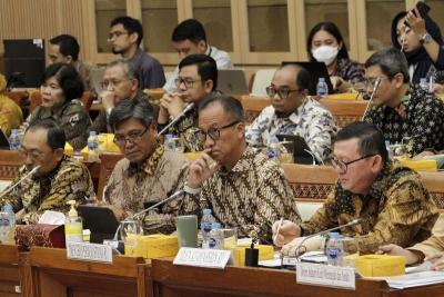 Menteri Perindustrian Agus Gumiwang Kartasasmita mengikuti rapat rapat kerja dengan Komisi VII DPR di Kompleks Parlemen, Senayan, Jakarta, Senin (12/6/2023).