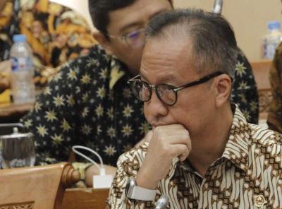 Menteri Perindustrian Agus Gumiwang Kartasasmita mengikuti rapat rapat kerja dengan Komisi VII DPR di Kompleks Parlemen, Senayan, Jakarta, Senin (12/6/2023).