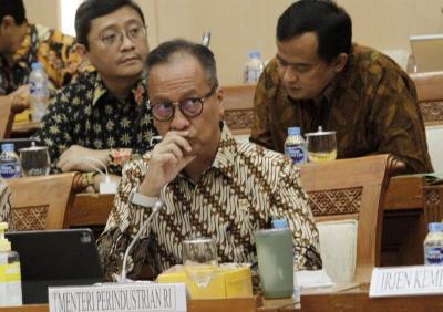 Menteri Perindustrian Agus Gumiwang Kartasasmita mengikuti rapat rapat kerja dengan Komisi VII DPR di Kompleks Parlemen, Senayan, Jakarta, Senin (12/6/2023).