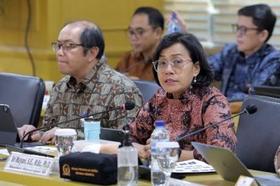 Menteri Keuangan Sri Mulyani mengikuti rapat kerja bersama Komite IV DPD di Kompleks Parlemen, Senayan, Jakarta, Selasa (13/6/2023).