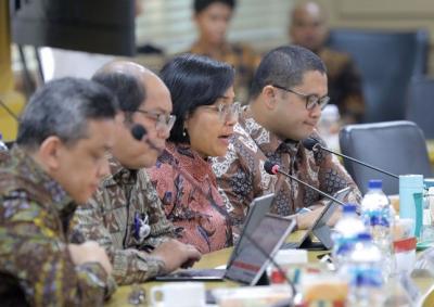 Menteri Keuangan Sri Mulyani mengikuti rapat kerja bersama Komite IV DPD di Kompleks Parlemen, Senayan, Jakarta, Selasa (13/6/2023).