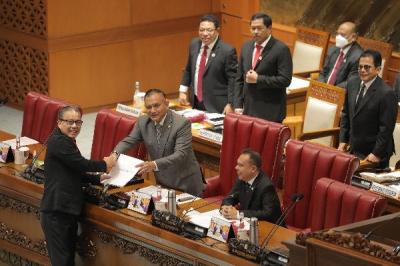 Wakil Ketua Komisi XI DPR RI Dolfie O.F.P menyerahkan laporan komisi XI kepada pimpinan Paripurna DPR Lodewijk Paulus