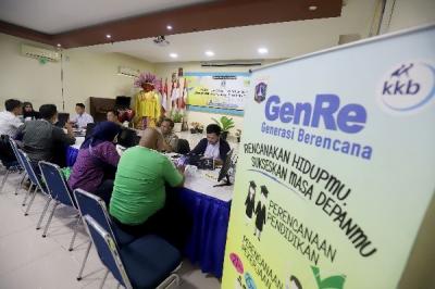 Petugas membantu orang tua murid dan calon peserta didik baru melakukan pengecekan status pendaftaran Penerimaan Peserta Didik Baru (PPDB)