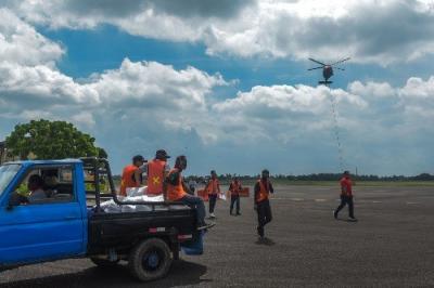 Pesawat TNI Angkatan Udara Cassa 212 A-2104 melakukan  Operasi Teknologi Mondifikasi Cuaca