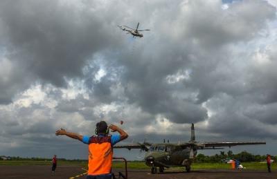 Pesawat TNI Angkatan Udara Cassa 212 A-2104 melakukan  Operasi Teknologi Mondifikasi Cuaca