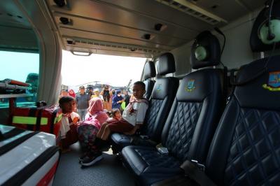 Pengunjung antusias melihat berbagai model helikopter yang dipamerkan di Heli Expo Asia 2023.