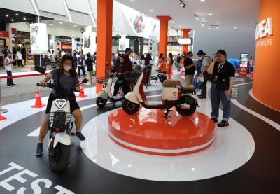 Suasana Jakarta Fair 2023 di JIExpo Kemayoran, Jakarta, tampak ramai pengunjung, Rabu (14/6/2022).