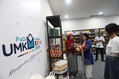Pengunjung melihat berbagai produk di salah satu stan pameran PaDi UMKM Expo 2023