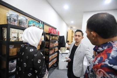 Co-Founder Sang Pisang Ansari Kadir saat mengunjungi salah satu stan saat pameran PaDi UMKM Expo 2023 di Gedung Sarinah, Jakarta Kamis (15/6/2023).