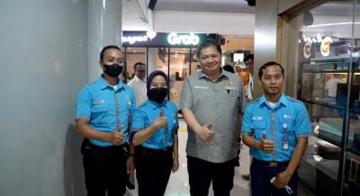 Menteri Koordinator Bidang Perekonomian Airlangga Hartarto melakukan kunjungan kerja ke Cirebon, Jawa Barat, Jumat (16/6/2023).