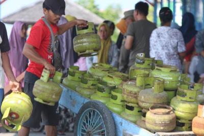 Pekerja tengah melakukan bongkar muat gas LPG 3 kg di Pelabuhan Pulau Panggang, Kepulauan Seribu, Provinsi DKI Jakarta, Sabtu (17/6/2023).