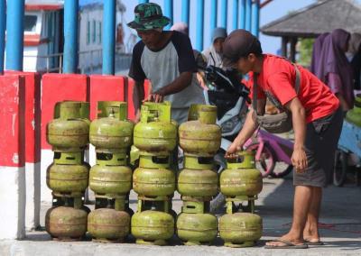 Pekerja tengah melakukan bongkar muat gas LPG 3 kg di Pelabuhan Pulau Panggang, Kepulauan Seribu, Provinsi DKI Jakarta, Sabtu (17/6/2023).