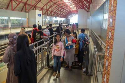 Warga antusias menikmati perjalanan menggunakan moda transportasi Light Rail Transit (LRT) yang digratiskan dalam rangka HUT ke 1340 Kota Palembang.