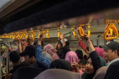 Warga antusias menikmati perjalanan menggunakan moda transportasi Light Rail Transit (LRT) yang digratiskan dalam rangka HUT ke 1340 Kota Palembang.