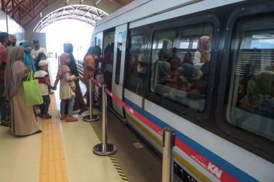 Warga antusias menikmati perjalanan menggunakan moda transportasi Light Rail Transit (LRT) yang digratiskan dalam rangka HUT ke 1340 Kota Palembang.