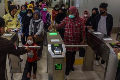 Warga antusias menikmati perjalanan menggunakan moda transportasi Light Rail Transit (LRT) yang digratiskan dalam rangka HUT ke 1340 Kota Palembang.