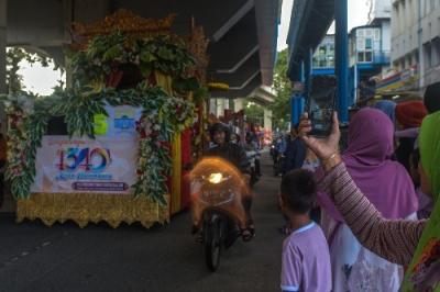 Warga Kota Palembang tetap antusias menyaksikan karnaval budaya dalam rangka HUT ke-1340 Kota Palembang