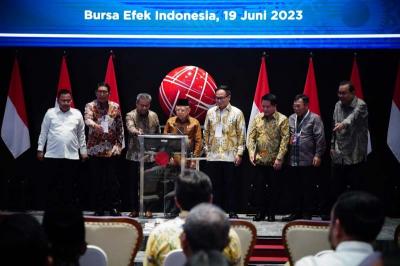 Wakil Presiden Republik Indonesia Maruf Amin menghadiri seremonial pencatatan EBAS-SP SMF-BRIS01 di Bursa Efek Indonesia, Jakarta, Senin (19/6/2023).