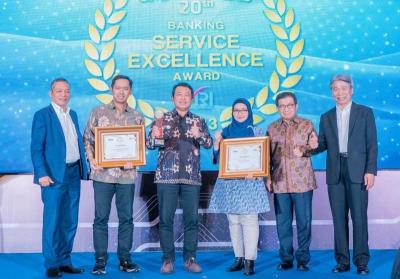 Direktur Teknologi dan Operasional Bank DKI Amirul Wicaksono (tengah) menerima penghargaan dari Majalah Infobank atas layanan prima yang diberikan.