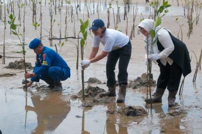 PT Prasadha Pamunah Limbah Industri (PPLi) menanam sebanyak 200 bibit mangrove di pesisir Kota Balikpapan.