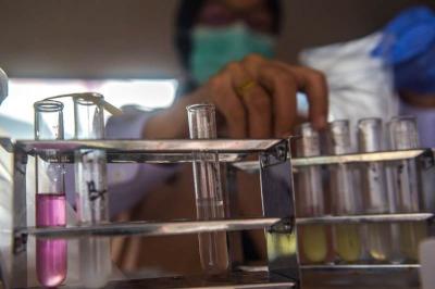 Petugas Badan Pengawas Obat dan Makanan (BPOM) Palembang melakukan pemeriksaan bahan pangan di Pasar KM 5 Palembang, Sumatera Selatan, Jumat (23/6/2023).