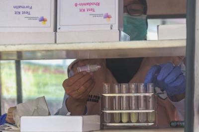 Petugas Badan Pengawas Obat dan Makanan (BPOM) Palembang melakukan pemeriksaan bahan pangan di Pasar KM 5 Palembang, Sumatera Selatan, Jumat (23/6/2023).