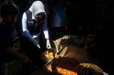Pemeriksaan oleh BPOM ini dilakukan bersama Wakil Wali Kota Palembang Fitrianti Agustinda dengan mendatangi langsung para pedagang.