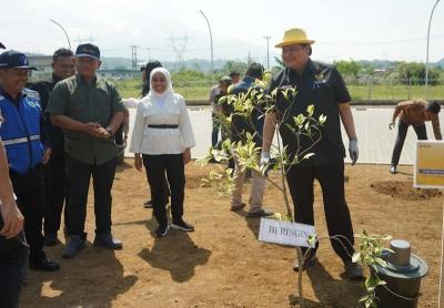 Menko Perekonomian Airlangga Hartarto meninjau progres pembangunan Jalan Tol Cileunyi–Sumedang–Dawuan (Cisumdawu) di Jawa Barat, Jumat (23/6/2023).