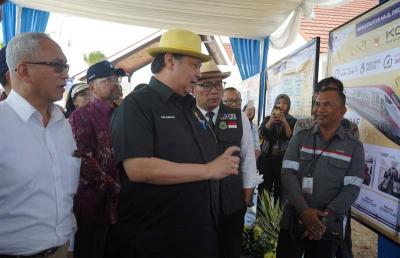 Menko Perekonomian Airlangga Hartarto meninjau progres pembangunan Jalan Tol Cileunyi–Sumedang–Dawuan (Cisumdawu) di Jawa Barat, Jumat (23/6/2023).