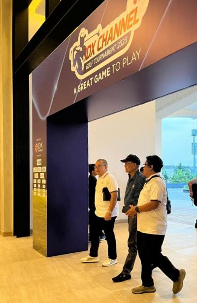 Sejumlah peserta tiba di Sedayu Indah Golf, Pantai Indah Kapuk,Jakarta untuk mengikuti IDX Channel Golf Tournament 2023, Sabtu (24/6/2023).