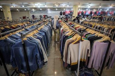 Calon pembeli memilih pakaian di salah satu gerai pakaian impor bekas di Jakarta, Senin (26/6/2023).