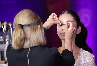 Make up artist Thailand, Ladcha melakukan demo makeup dengan brand makeup Soulyu dalam makeup class bertema Thai Wedding Look di MNC Kebon Jeruk, Jakarta.