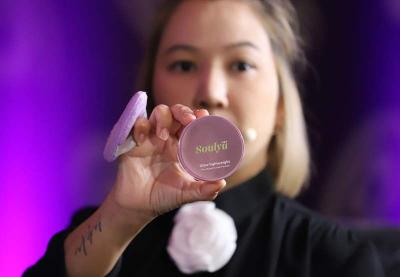 Make up artist Thailand, Ladcha melakukan demo makeup dengan brand makeup Soulyu dalam makeup class bertema Thai Wedding Look di MNC Kebon Jeruk, Jakarta.