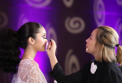 Make up artist Thailand, Ladcha melakukan demo makeup dengan brand makeup Soulyu dalam makeup class bertema Thai Wedding Look di MNC Kebon Jeruk, Jakarta.