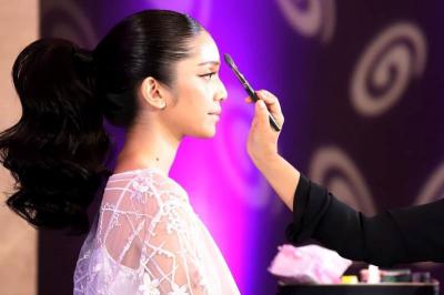Make up artist Thailand, Ladcha melakukan demo makeup dengan brand makeup Soulyu dalam makeup class bertema Thai Wedding Look di MNC Kebon Jeruk, Jakarta.