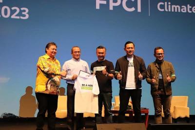 Menko Airlangga Hartarto menjadi narasumber dalam acara Indonesia Net-Zero Summit (INZS) 2023 yang diadakan oleh Foreign Policy Community of Indonesia (FPCI) .