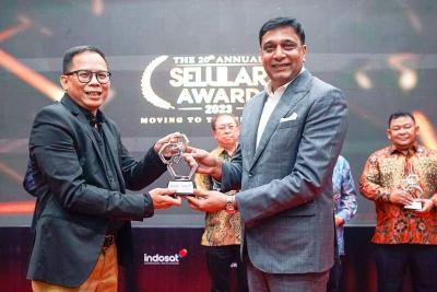 President Director and CEO Indosat Ooredoo Hutchison Vikram Sinha menerima penghargaan Award Operator of the Year di ajang Selular Award 2023.