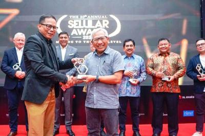Director dan Chief Business Officer Telkomsel Muhammad Buldansyah menerima Award Operator of the Year.