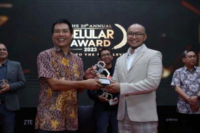 SVP Head of Corporate Communications Indosat Steve Saerang menerima Award Best Gaming Operator di ajang Selular Award 2023.