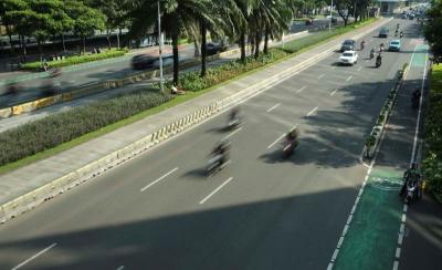 Sejumlah kendaraan melintas di Jalan Jenderal Sudirman, Jakarta, Rabu (28/6/2023).