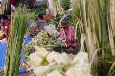Pedagang membuat kulit ketupat untuk dijual di kawasan Jakarta Selatan, Rabu (28/6/2023).