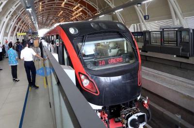 Petugas melakukan persiapan pada sarana peron dan gerbong kereta LRT Jabodebek di Stasiun LRT Dukuh Atas, Jakarta, Rabu (28/6/2023).