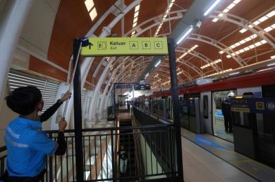 Petugas melakukan persiapan pada sarana peron dan gerbong kereta LRT Jabodebek di Stasiun LRT Dukuh Atas, Jakarta, Rabu (28/6/2023).
