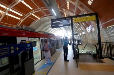 Petugas melakukan persiapan pada sarana peron dan gerbong kereta LRT Jabodebek di Stasiun LRT Dukuh Atas, Jakarta, Rabu (28/6/2023).